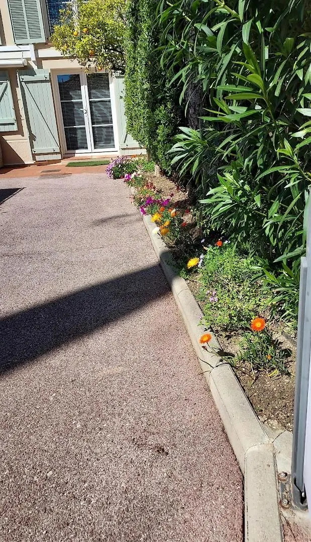Rez-De-Chaussee Privatif Spacieux 3* D'Une Villa Centre Ville Hyeres Apartment